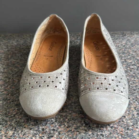 Gabor Elegant Women's Silver Ballet Flats size 7.5 - Picture 2 of 10